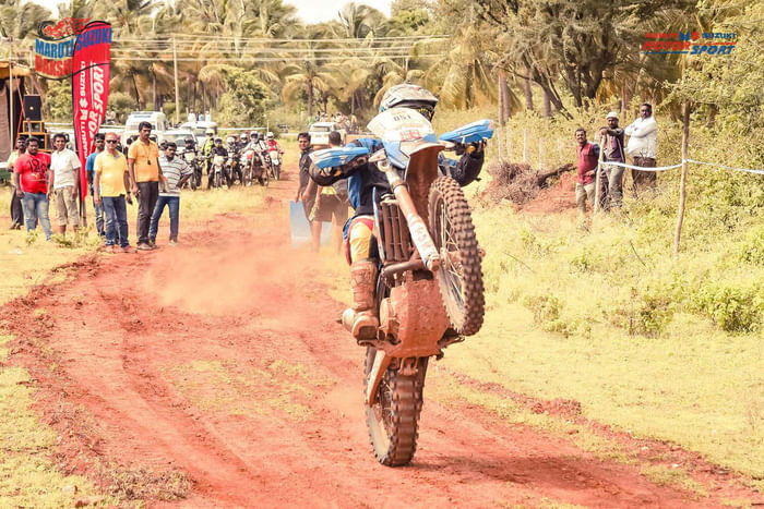 Suresh Rana and co-driver Parminder Thakur win the 2016 Dakshin Dare